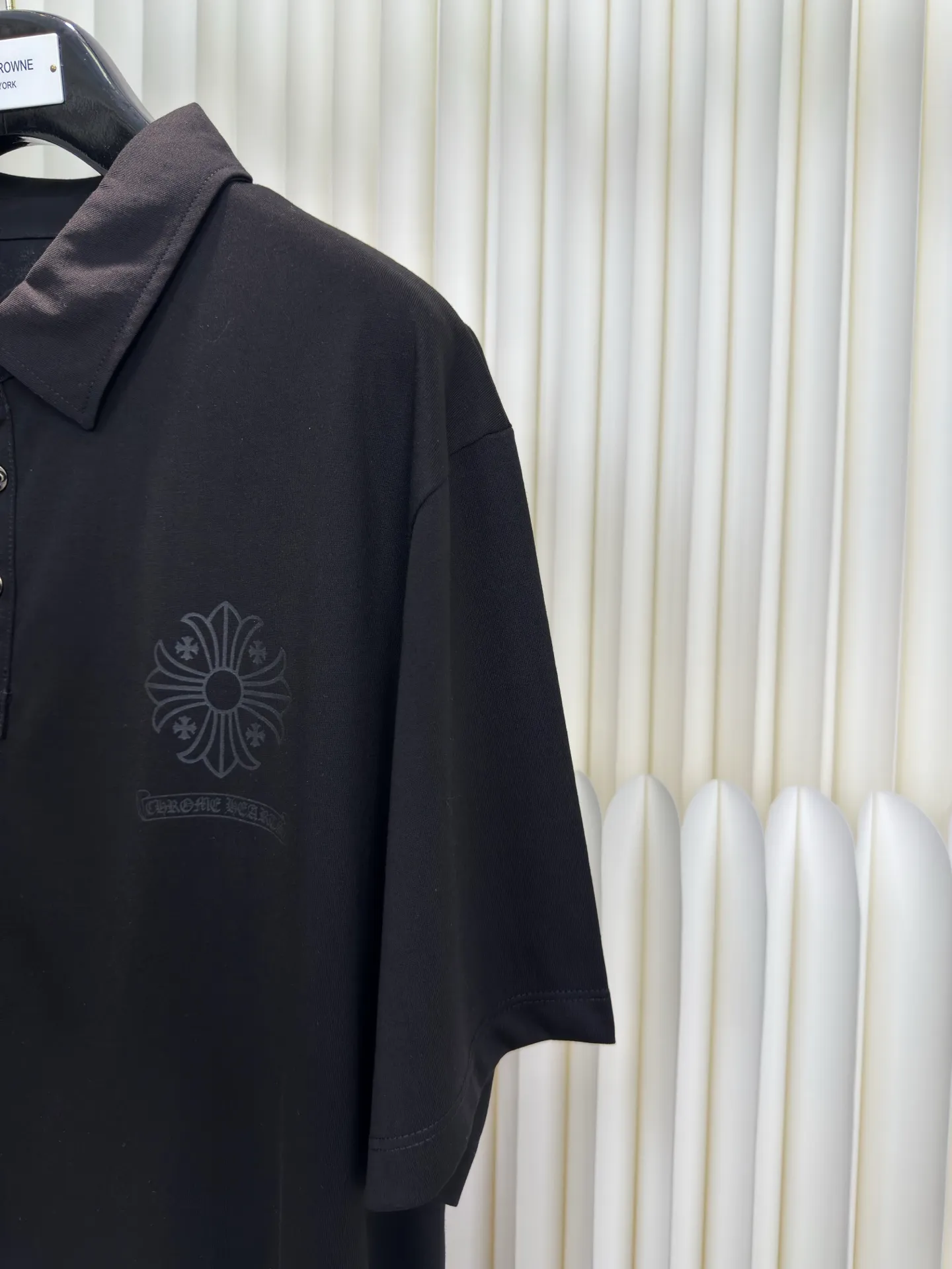 P240 Chrome Hearts Dark Pattern Cross Pattern Polo Short Sleeves Authentic Open Version - Physical Counter - Top Luxury Quality 🆚 Instant Sale of All Versions on the Market Fabric Made of Tailor-Dyeed 230G Cotton Fabric Cross Dark Pattern Scroll Printing on Chest Collar Hardware Mold Customized Accessories Size S M L